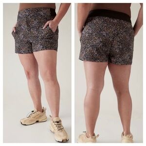 New with out Tags Athleta Trekkie North Short Printed
Kinetic Abstract Black